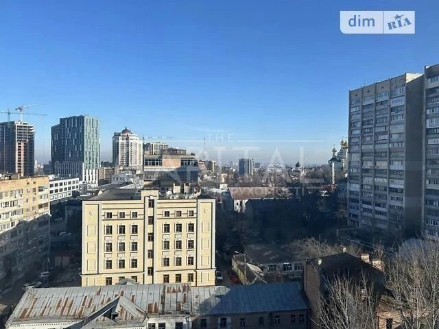 Sale of 3-room apartment 118 sq. m. on Sichovykh Striltsiv 70 •