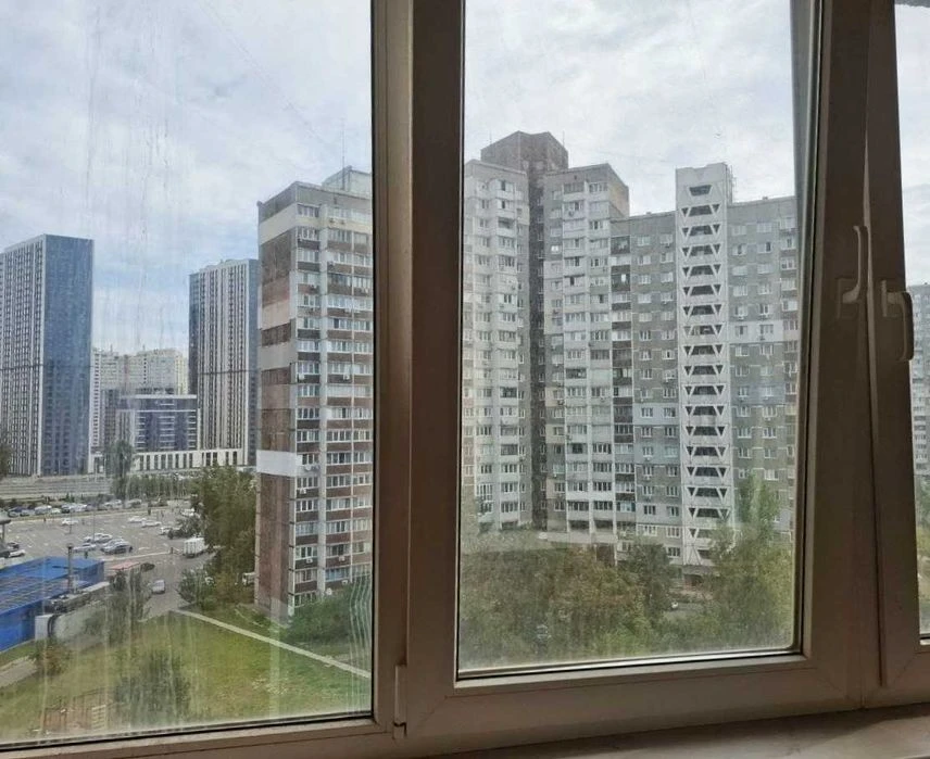 3-room apartment for sale with renovation, Teremky metro station 2 minutes walk