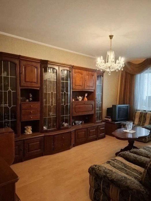 3-room apartment for sale with renovation, Teremky metro station 2 minutes walk