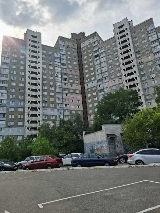3-room apartment for sale with renovation, Teremky metro station 2 minutes walk