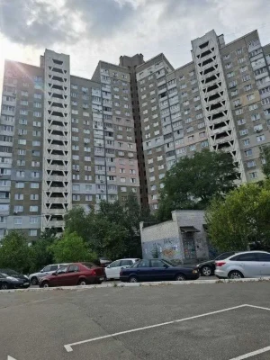 3-room apartment for sale with renovation, Teremky metro station 2 minutes walk