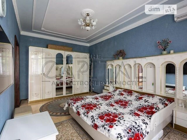 Sale of 4-room apartment 111 sq. m. on Mykola Mikhnovsky Blvd. 7 •