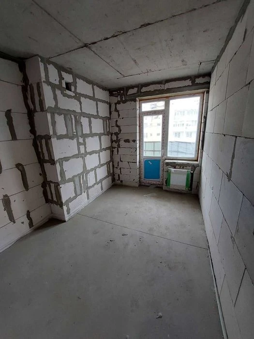 Продам 1-ком.квартиру на ул.Сахарова в доме с солнечными.