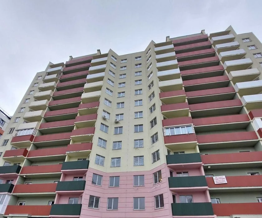 Продам 1-ком.квартиру на ул.Сахарова в доме с солнечными.