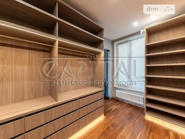 Sale of 4-room apartment 200 sq. m on Vasylya Tyutyunnyka 37/1 •