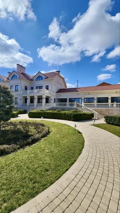 Особняк уровня private estate в Совиньоне. Вид на море, спа