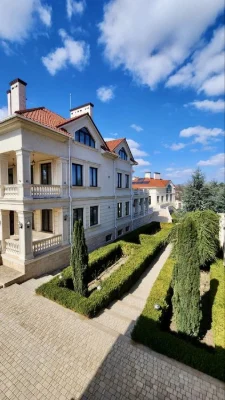 Особняк уровня private estate в Совиньоне. Вид на море, спа
