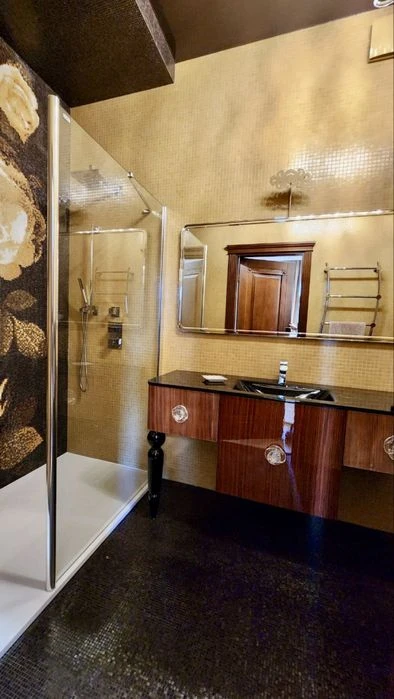 Особняк уровня private estate в Совиньоне. Вид на море, спа