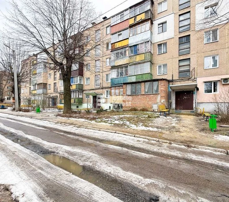 I will sell a 1-room apartment on Traktorostudivnyky Ave., 71D