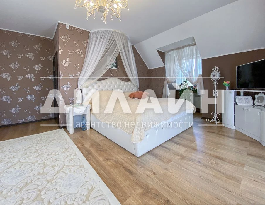 Прекрасный дом с бассейном 240 м2 , 4 спальни , 2 с/у