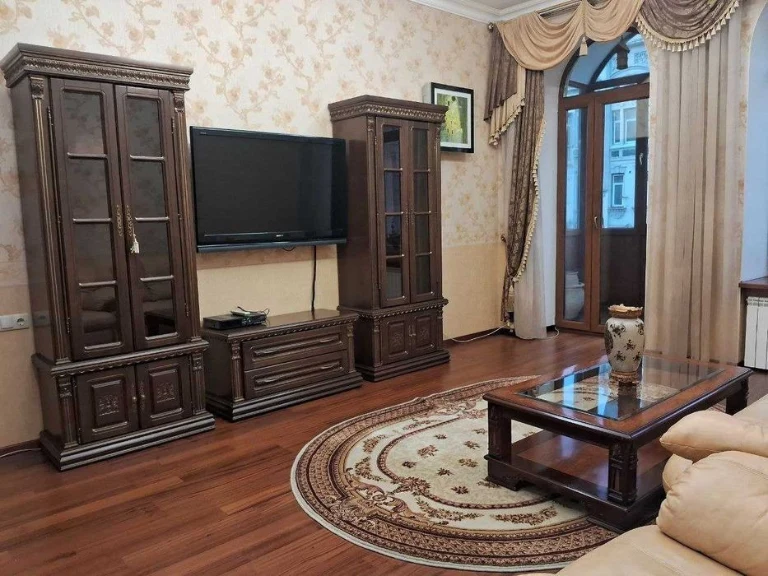 I will sell an apartment on Saksaganskogo Street 43 CENTER. WITHOUT COMMISSION