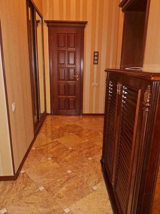 I will sell an apartment on Saksaganskogo Street 43 CENTER. WITHOUT COMMISSION