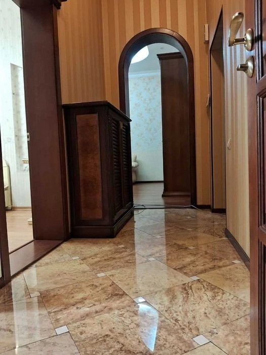 I will sell an apartment on Saksaganskogo Street 43 CENTER. WITHOUT COMMISSION
