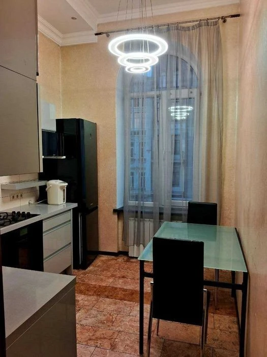 I will sell an apartment on Saksaganskogo Street 43 CENTER. WITHOUT COMMISSION