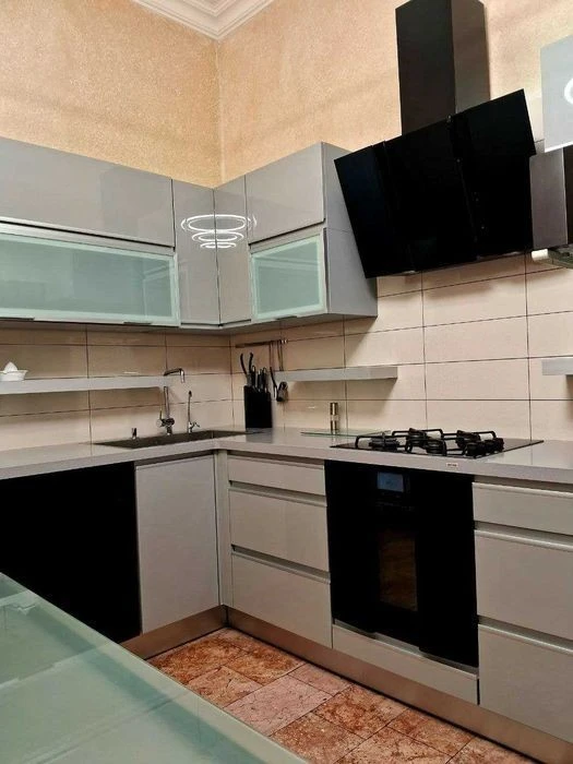 I will sell an apartment on Saksaganskogo Street 43 CENTER. WITHOUT COMMISSION