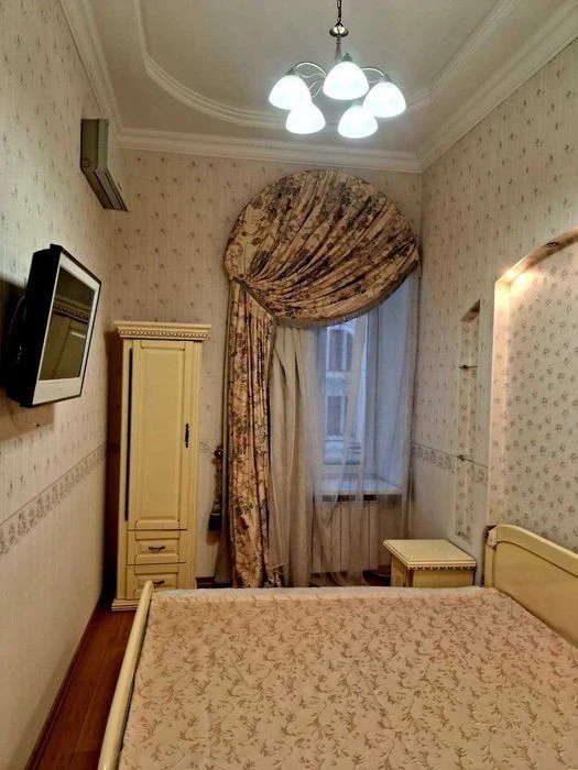 I will sell an apartment on Saksaganskogo Street 43 CENTER. WITHOUT COMMISSION