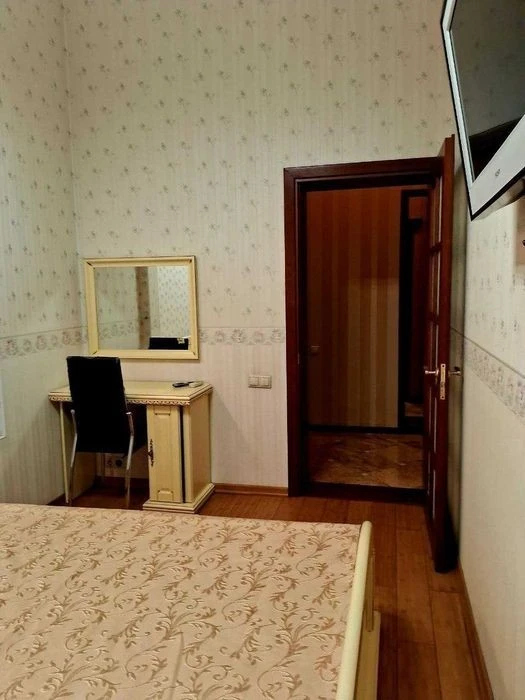 I will sell an apartment on Saksaganskogo Street 43 CENTER. WITHOUT COMMISSION