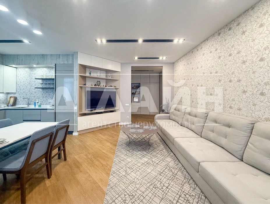 Elite and luxurious 3-room apartment 90 m2 on Ukrainian Street