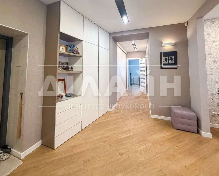 Elite and luxurious 3-room apartment 90 m2 on Ukrainian Street