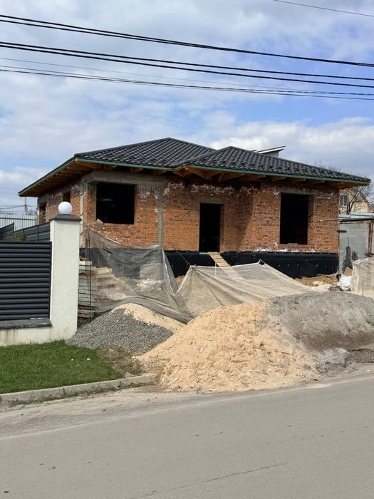 Просторий будинок район Лезенево, є цоколь + велика ділянка