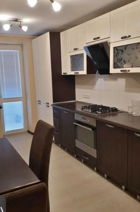 Продам 2к квартиру в новобудові, 70кв.м, 6/9 пов, цегла, кот