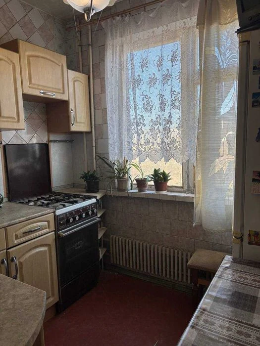 I am selling a 3-room apartment in Oleksiyivka.