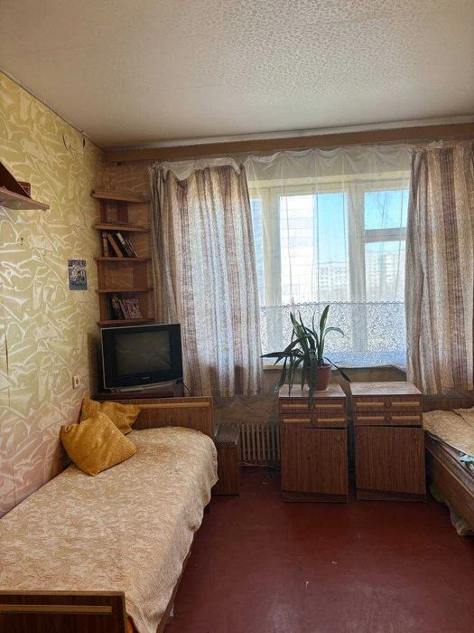 I am selling a 3-room apartment in Oleksiyivka.