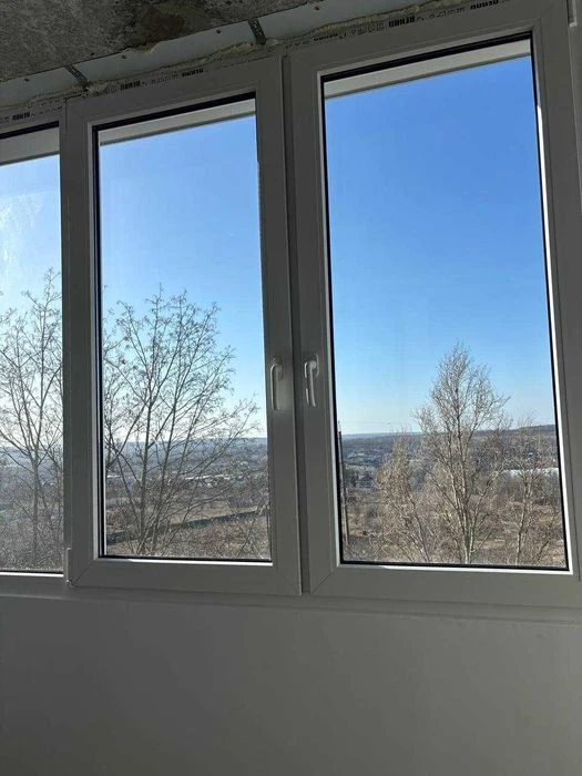 I am selling a 3-room apartment in Oleksiyivka.