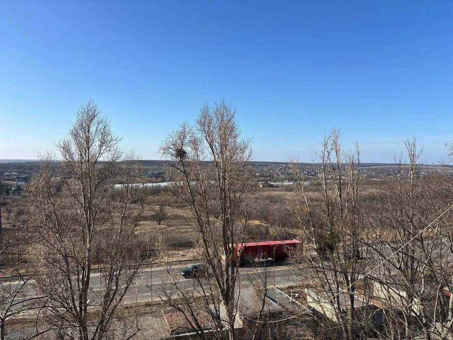 I am selling a 3-room apartment in Oleksiyivka.