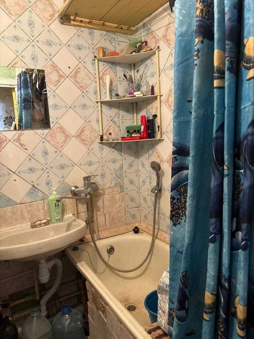I am selling a 3-room apartment in Oleksiyivka.