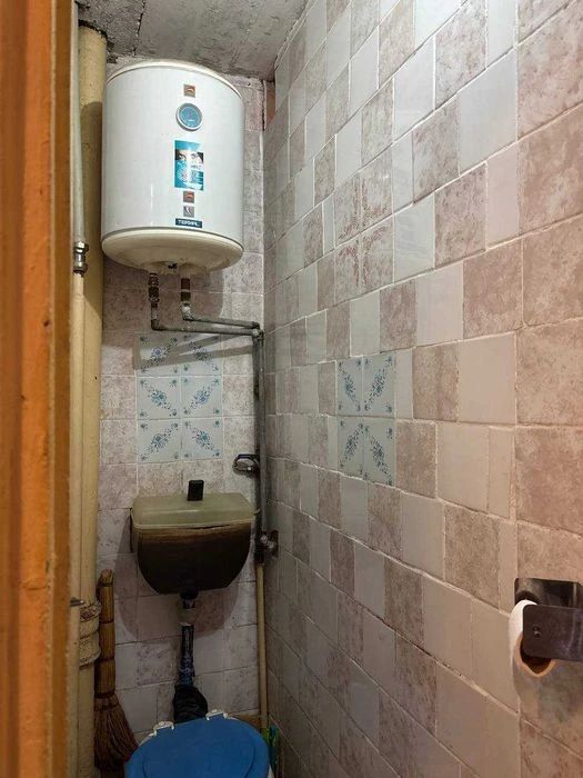 I am selling a 3-room apartment in Oleksiyivka.