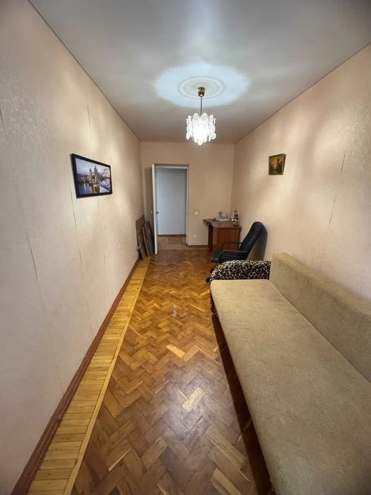 Three-bedroom apartment for sale in Pavlovo Pole, 23 Avgusta metro station, Kloch Street