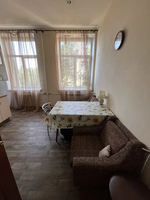 Selling a 3-room apartment in the center of Gosprom, Nezavisimosti Avenue, 7.