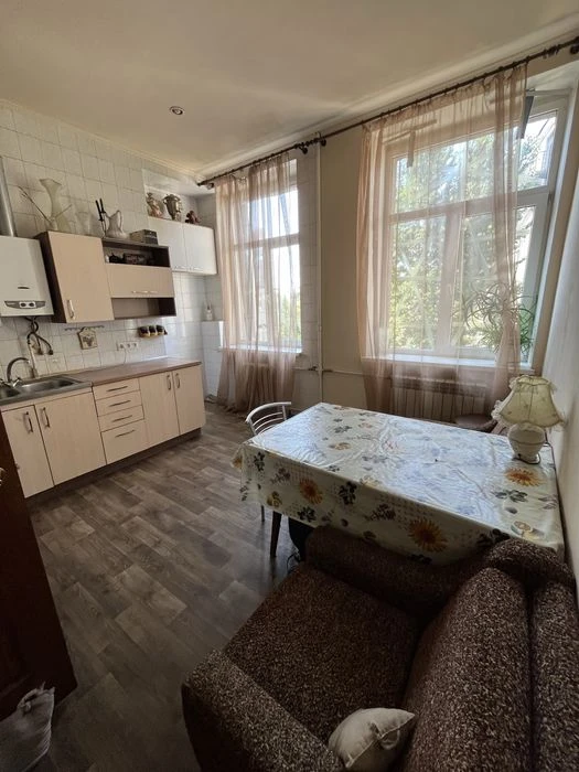 Selling a 3-room apartment in the center of Gosprom, Nezavisimosti Avenue, 7.