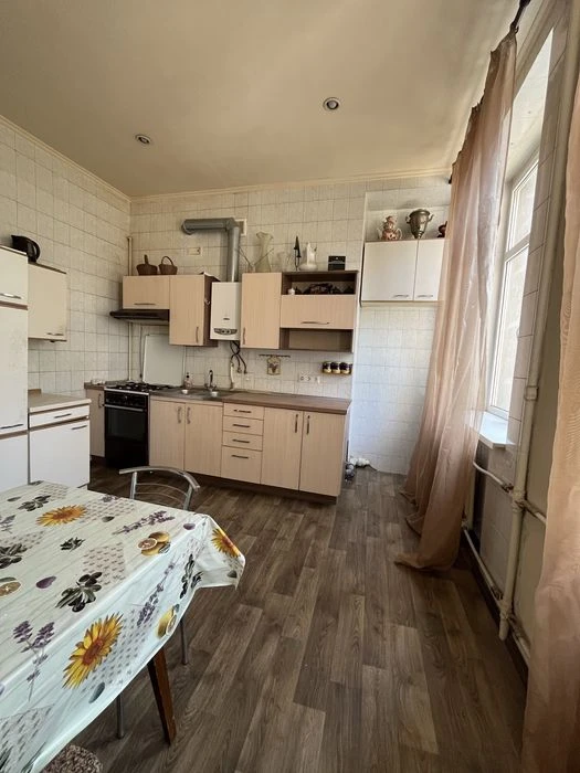 Selling a 3-room apartment in the center of Gosprom, Nezavisimosti Avenue, 7.
