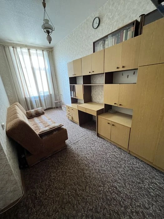 Selling a 3-room apartment in the center of Gosprom, Nezavisimosti Avenue, 7.