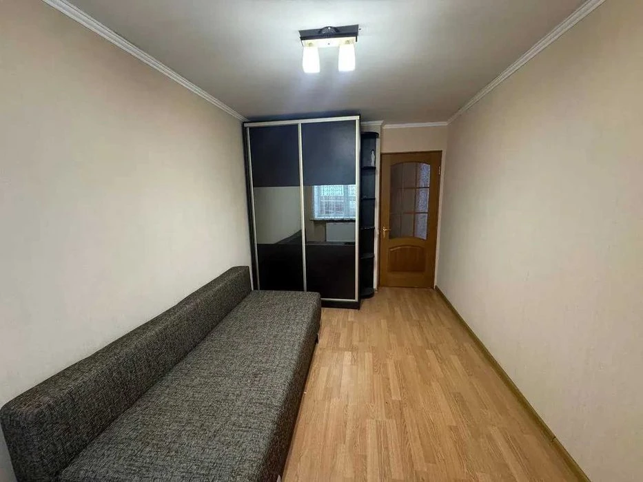 Продається двокімнатна квартира в центральній частині міста.
