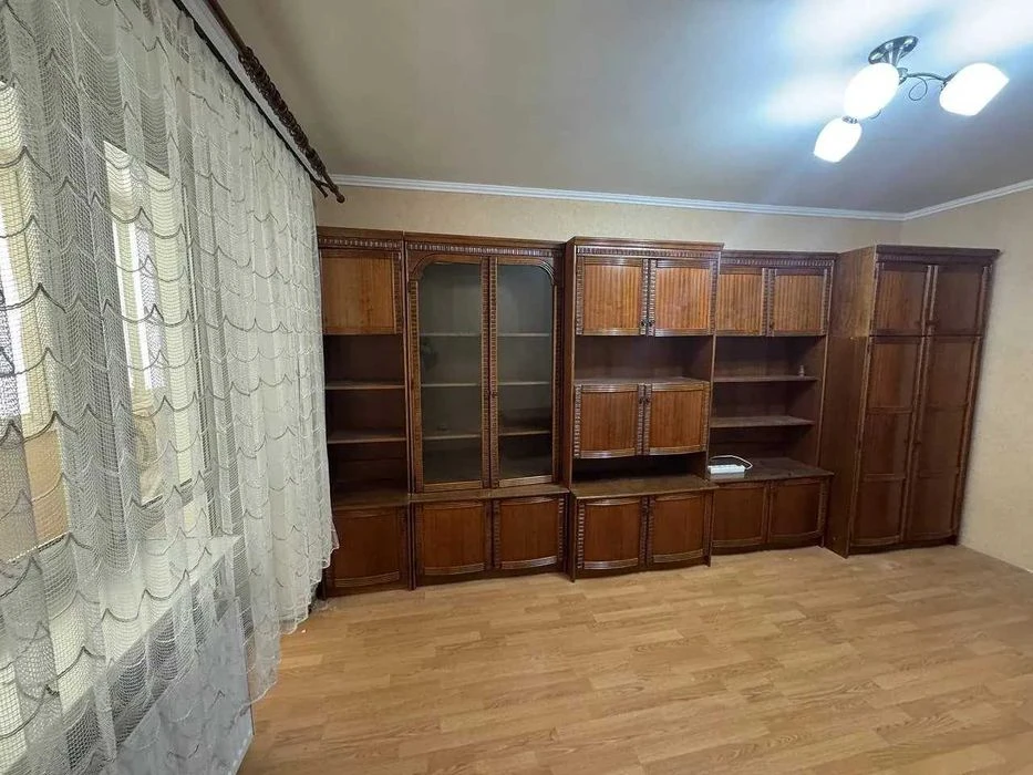 Продається двокімнатна квартира в центральній частині міста.