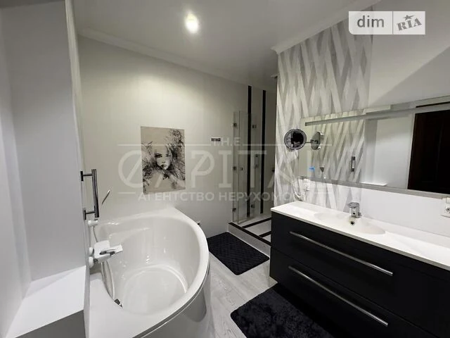 Sale of 3-room apartment 94 sq. m. on Andriy Verkhoglyada St. 11 • I