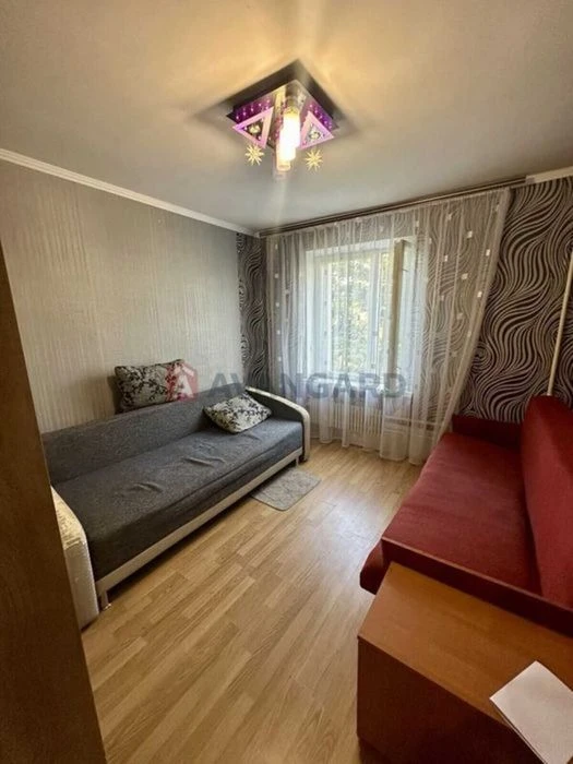 2к квартира в гуртожитку на Південно Заході