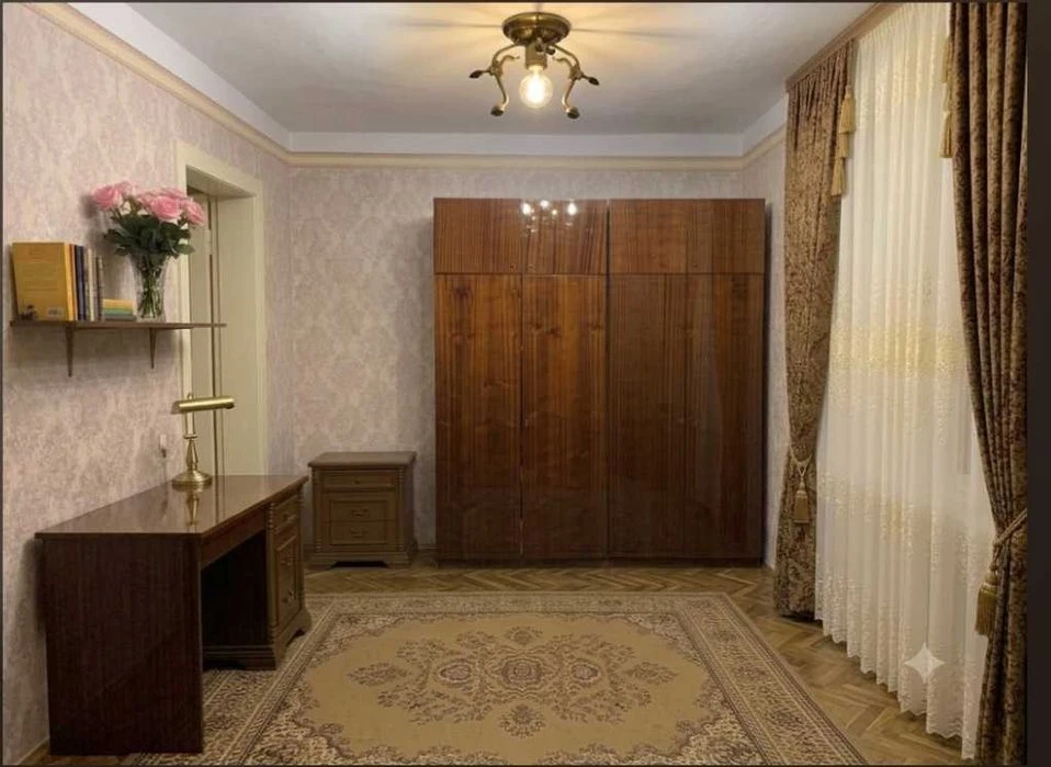 продам 2-комнатную квартиру в кирпичном доме на Заболотном.