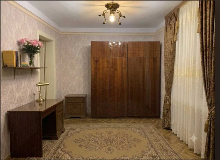 продам 2-комнатную квартиру в кирпичном доме на Заболотном.