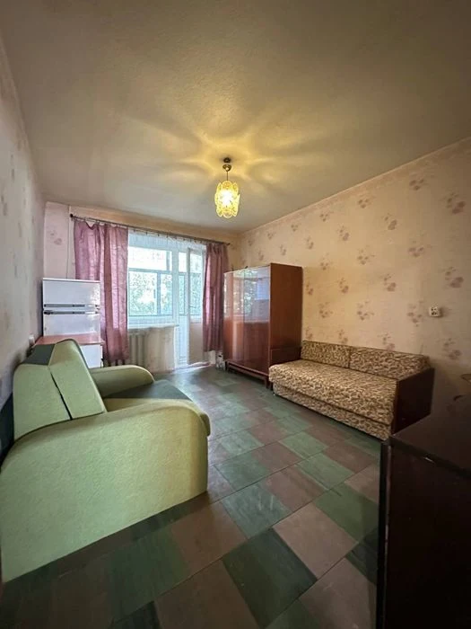 I will sell a 2-room apartment of 49 m2 on Vyacheslav Chernovola St. (former St