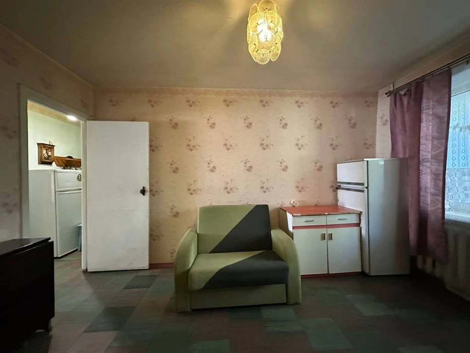 I will sell a 2-room apartment of 49 m2 on Vyacheslav Chernovola St. (former St
