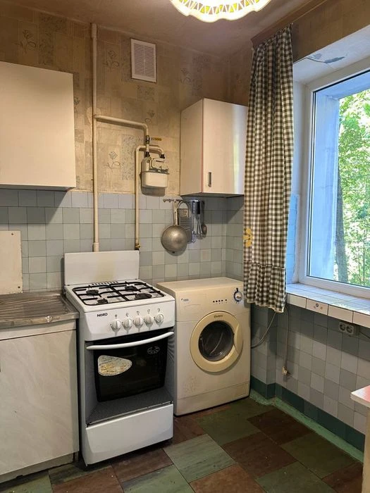 I will sell a 2-room apartment of 49 m2 on Vyacheslav Chernovola St. (former St