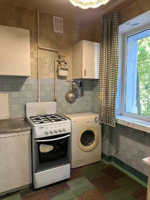 I will sell a 2-room apartment of 49 m2 on Vyacheslav Chernovola St. (former St