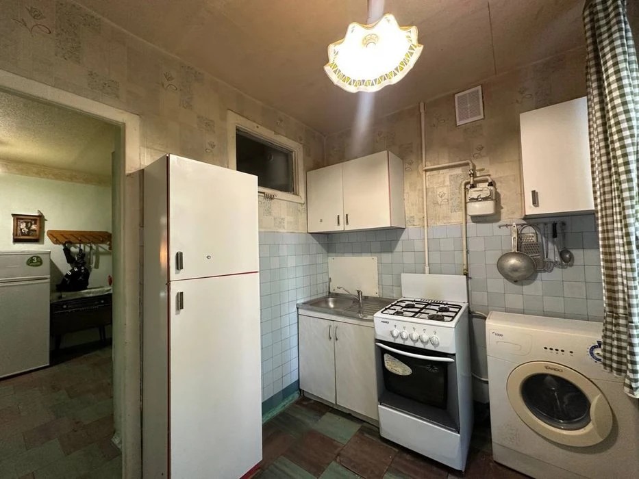 I will sell a 2-room apartment of 49 m2 on Vyacheslav Chernovola St. (former St