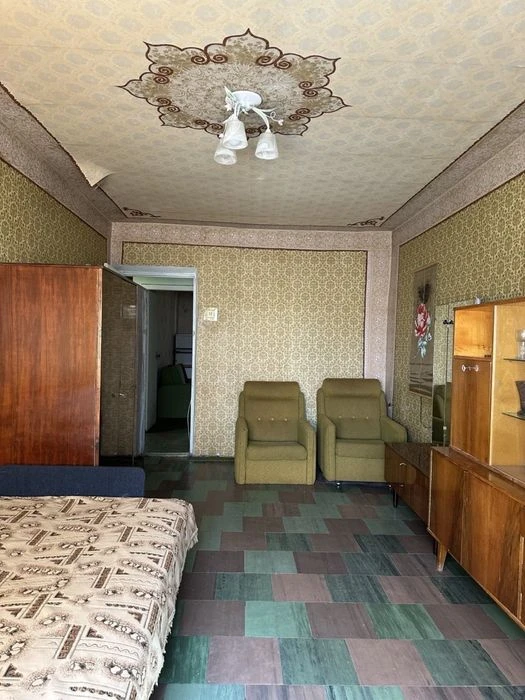 I will sell a 2-room apartment of 49 m2 on Vyacheslav Chernovola St. (former St