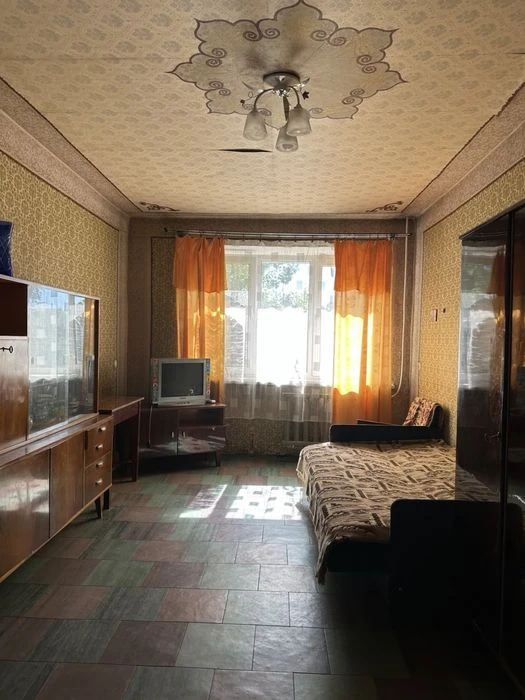I will sell a 2-room apartment of 49 m2 on Vyacheslav Chernovola St. (former St