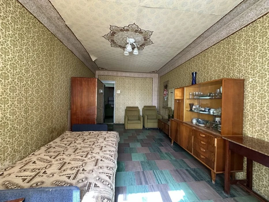 I will sell a 2-room apartment of 49 m2 on Vyacheslav Chernovola St. (former St